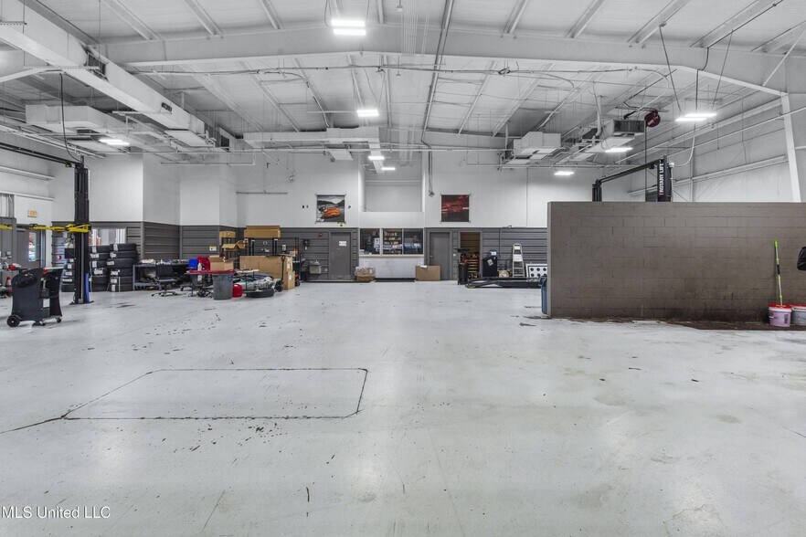 More Photos Of 5385 N I 55 St, Jackson Auto Dealership For Sale