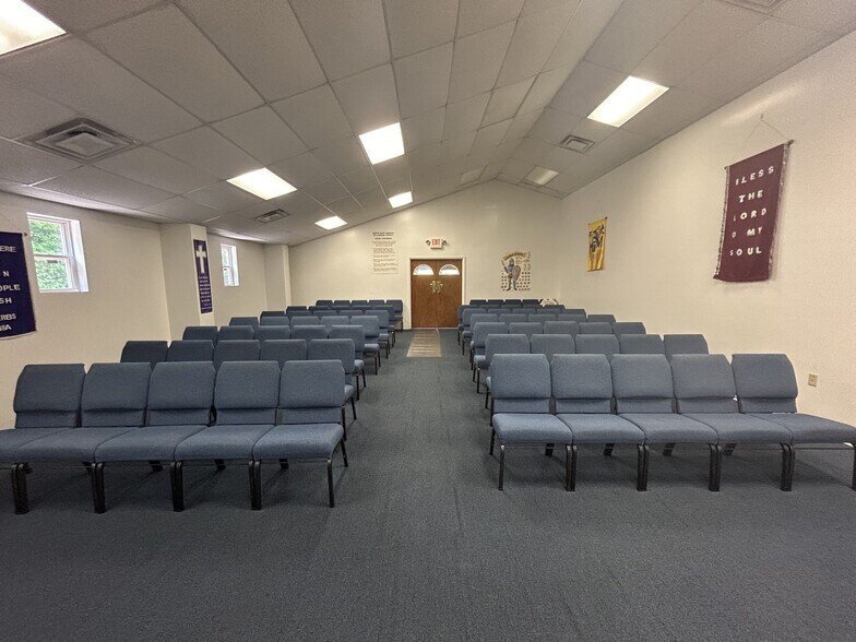 More Photos Of 10456 Pippin Rd, Cincinnati Office For Sale