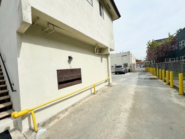 More Photos Of 405 S Boyle Ave, Los Angeles Apartments For Sale