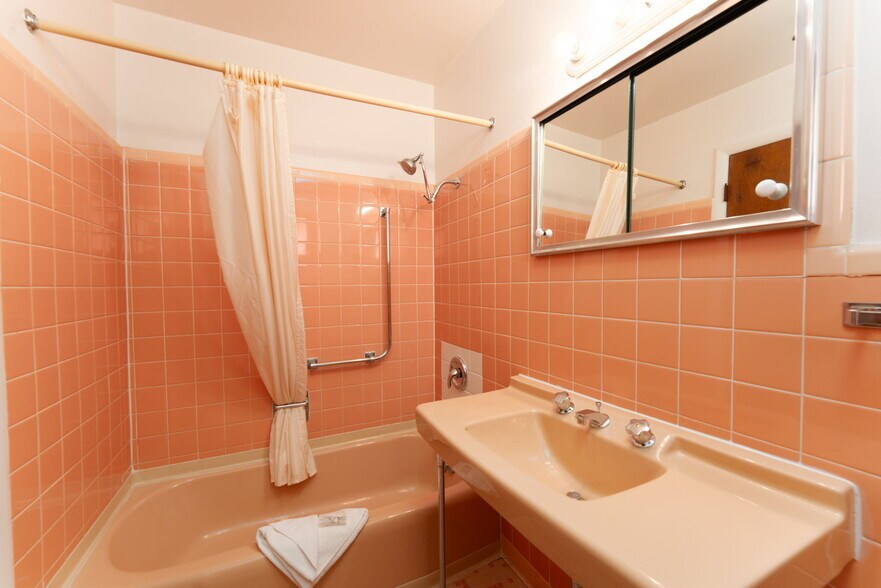 More Photos Of 1624 E Main St, Montrose Hotel For Sale