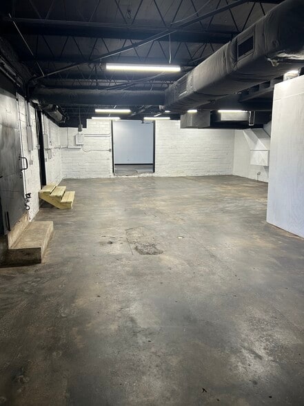 More Photos Of 904 Maple St, Carrollton Freestanding For Lease