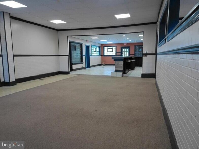 More Photos Of 2 W Market St, Gratz Storefront Retail Residential For Lease