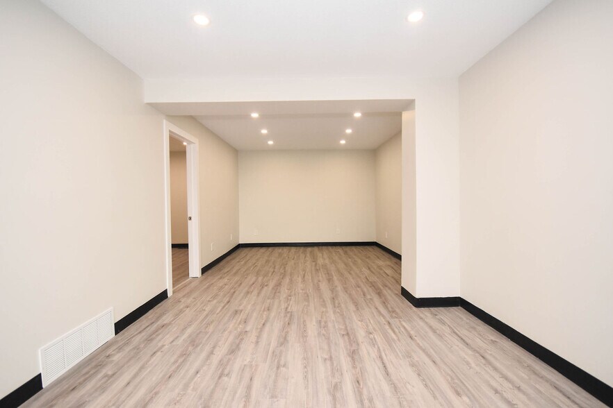 More Photos Of 605 Center St, Ottawa Storefront For Sale