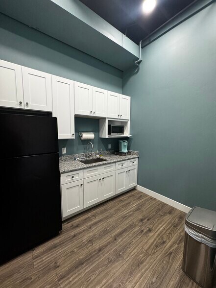 More Photos Of 4554 Forestdale Dr, Park City Light Manufacturing For Sale