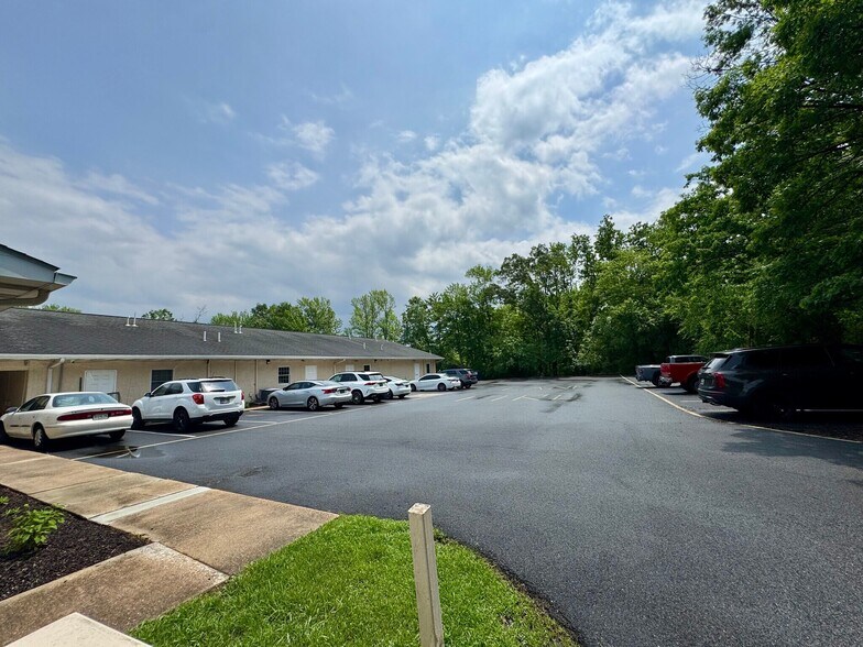 More Photos Of 625 Barksdale Rd, Newark Medical For Lease