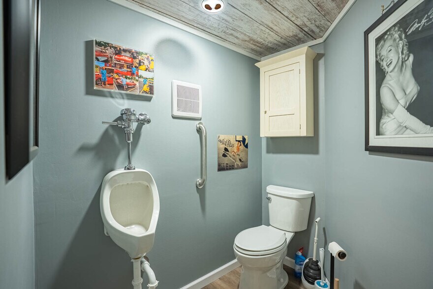 More Photos Of 8 Sunset Hills Ct, Sunrise Beach Storefront For Sale