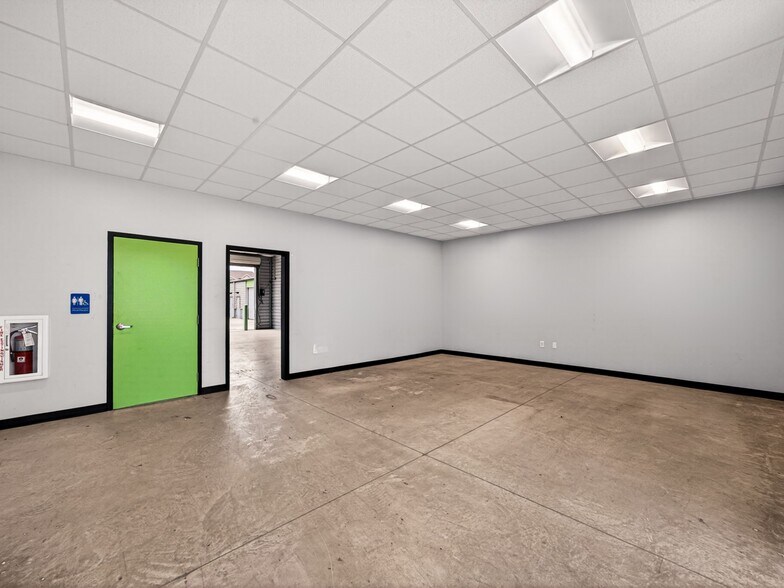 More Photos Of 8114 City Base Landing, San Antonio Unknown For Lease