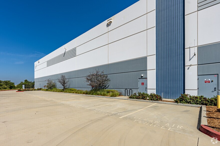 More Photos Of 415 S Motor Ave, Azusa Warehouse For Lease