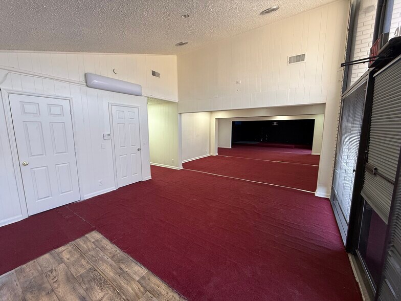 More Photos Of 294 S Lowry St, Smyrna General Retail For Sale