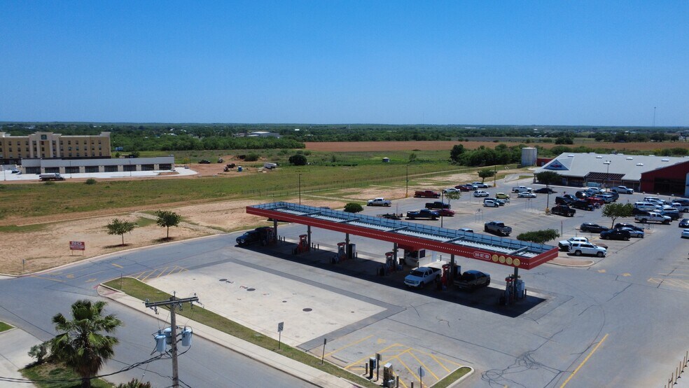 More Photos Of 1702 Louise Ln, Pearsall Storefront For Lease