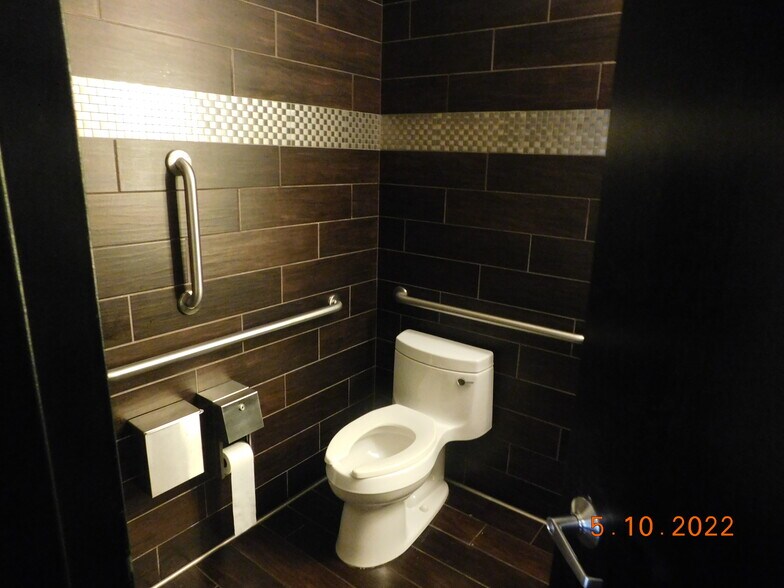 More Photos Of 542 Crescent Blvd, Glen Ellyn Restaurant For Sale