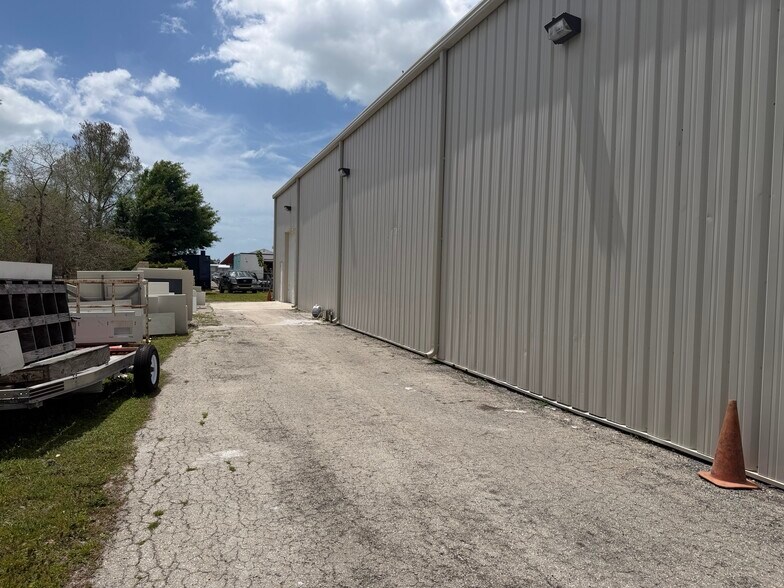 More Photos Of 11575 Marshwood Ln, Fort Myers Warehouse For Sale