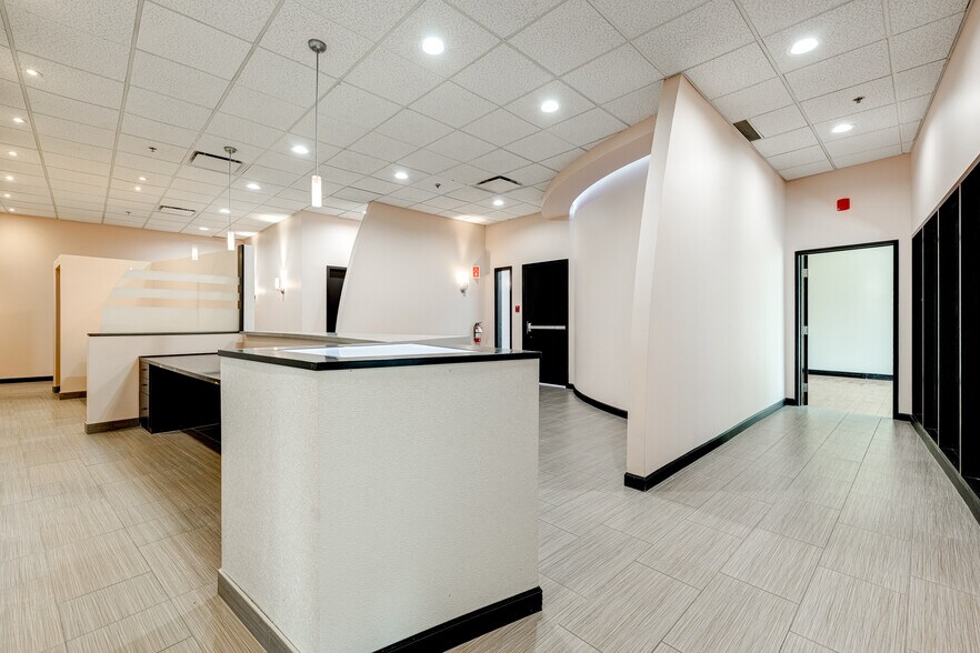 More Photos Of 867-877 Boul Jean-Paul-Vincent, Longueuil Warehouse For Lease