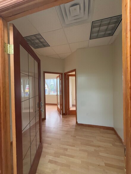 More Photos Of 21701 Merrick Blvd, Springfield Gardens Storefront Retail Office For Lease