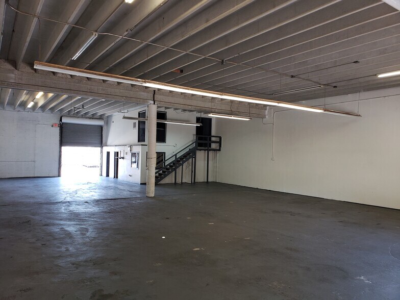 More Photos Of 818-838 NE 40th Ct, Oakland Park Warehouse For Lease