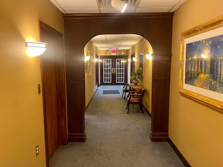 More Photos Of 411 W Lake Lansing Rd, East Lansing Unknown For Lease