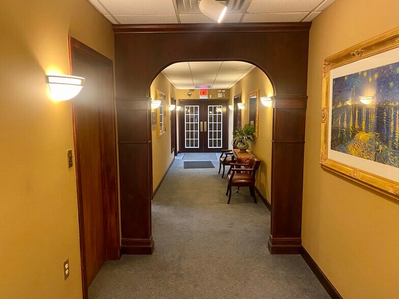 More Photos Of 411 W Lake Lansing Rd, East Lansing Unknown For Lease