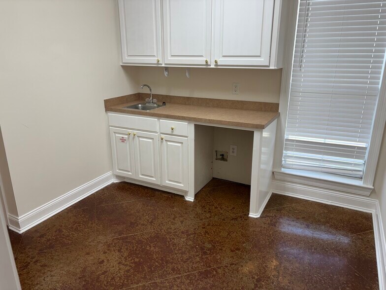 More Photos Of 100 Southpointe Dr, Byram Office For Lease