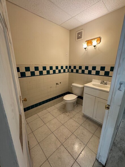 More Photos Of 385 7th Ave, Brooklyn Storefront Retail Residential For Lease