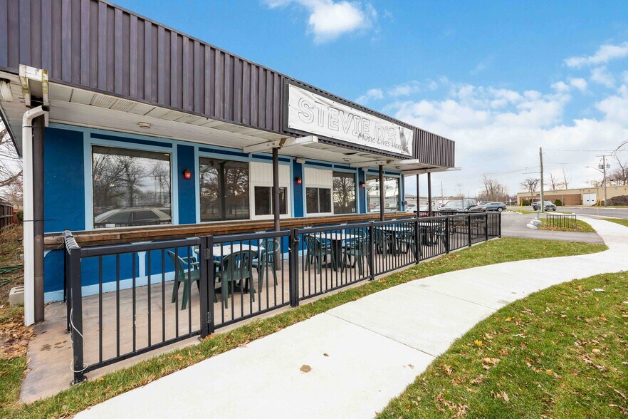 More Photos Of 607 St Clair St, Point Edward Flex For Sale