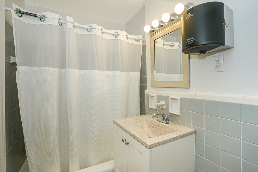 More Photos Of 11050 71st Rd, Forest Hills Apartments For Sale