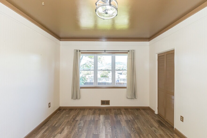 More Photos Of 131 Copenhaver St, Marion Shelter For Sale