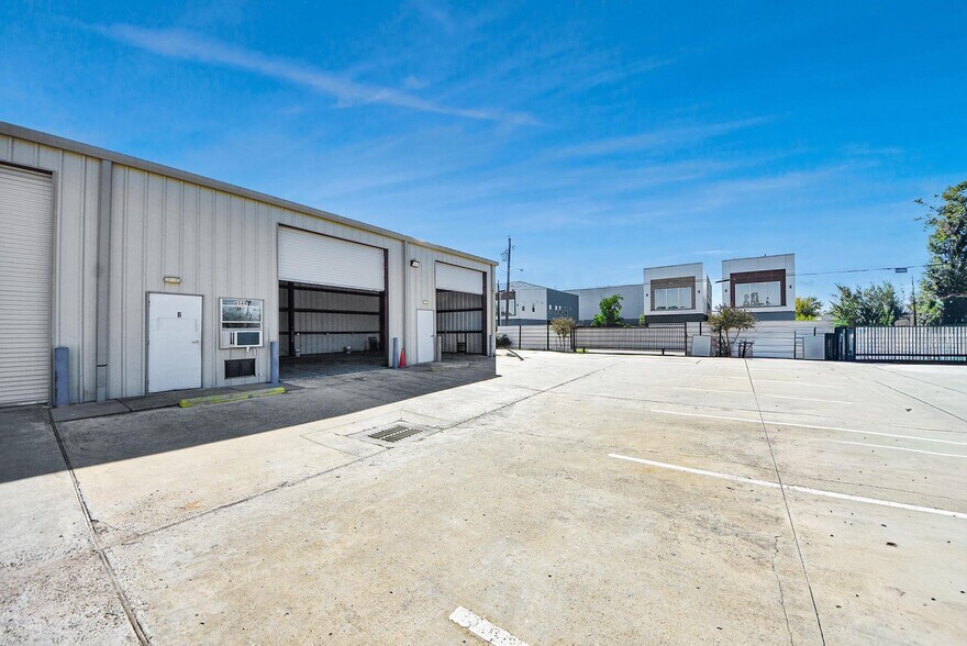 More Photos Of 6549 W Tidwell Rd, Houston Auto Dealership For Lease