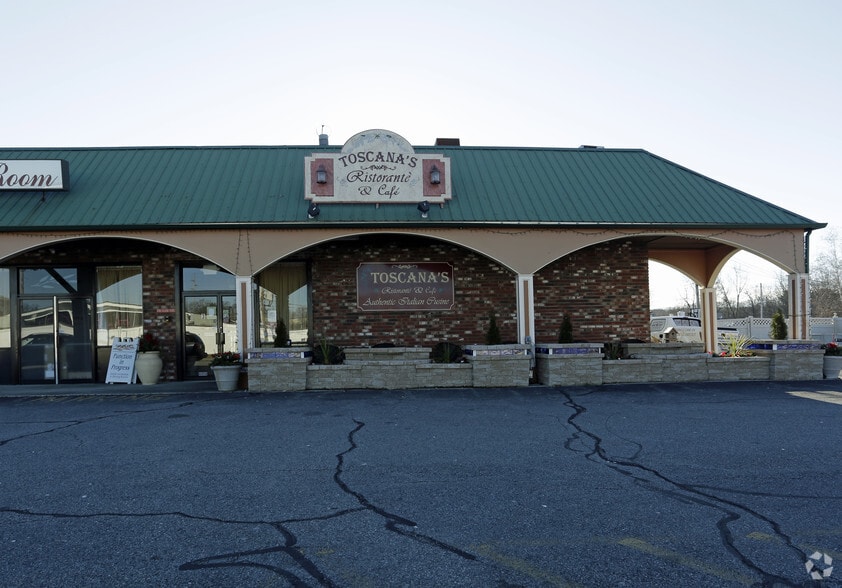 More Photos Of 3 Bourbon St, Peabody Freestanding For Sale