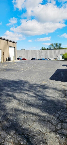 More Photos Of 400-460 Fame Rd, Dayton Light Distribution For Lease