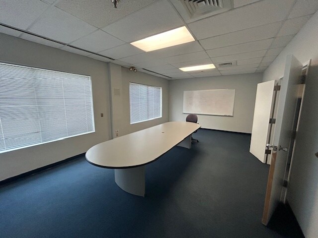 More Photos Of 7 Perimeter Rd, Manchester Light Manufacturing For Lease