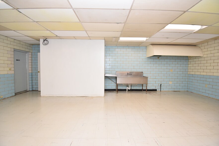 More Photos Of 132 N Main St, Hubbard Freestanding For Sale