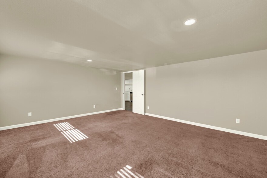 More Photos Of 124 S Porter Rd, Dixon Service For Sale