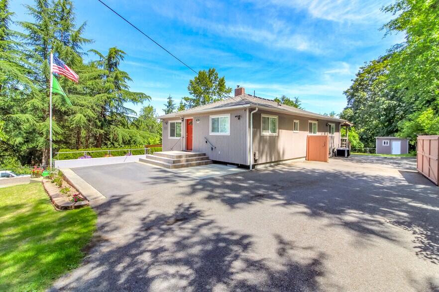 More Photos Of 98 31st Ave, Milton Flex For Sale