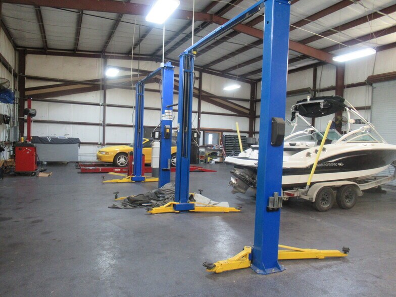 More Photos Of 26455 Hanna Rd, Conroe Warehouse For Lease