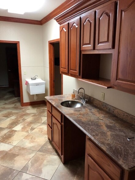 More Photos Of 3814 Acushnet Dr, Corpus Christi Light Manufacturing For Lease