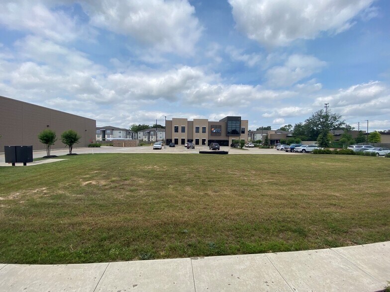 More Photos Of 24523-24527 Gosling Rd, Spring Land For Lease