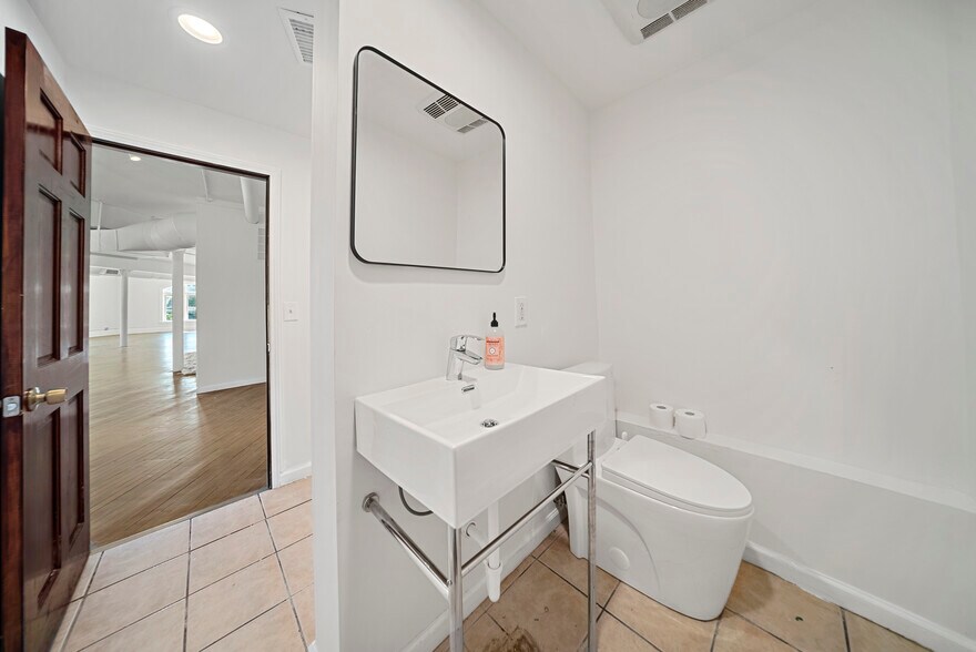 More Photos Of 2055 Gratiot Ave, Detroit Storefront Retail Office For Lease