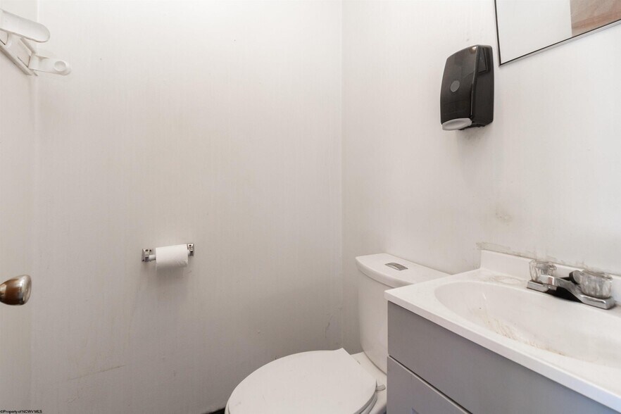 More Photos Of 109 Lodgeville Rd, Bridgeport Auto Repair For Sale