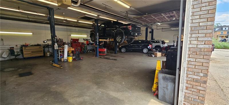 More Photos Of 340 Industrial Blvd, New Kensington Warehouse For Sale