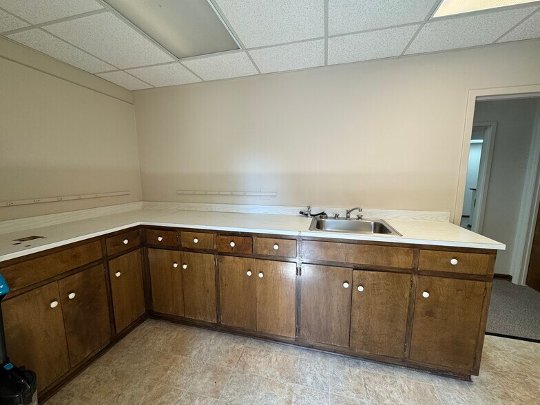 More Photos Of 411 W Gordon St, Thomaston Medical For Sale