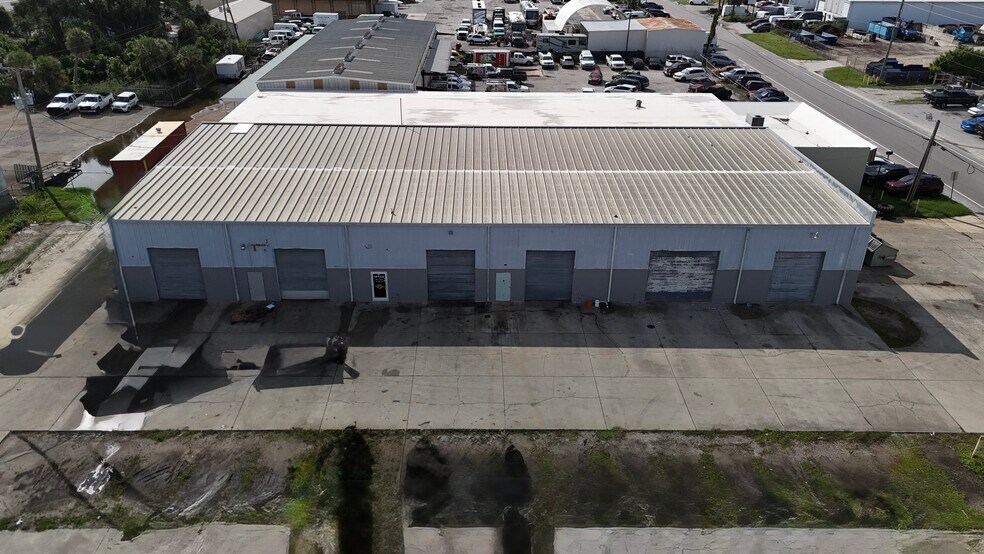 More Photos Of 313 Seaboard Ave, Venice Unknown For Lease