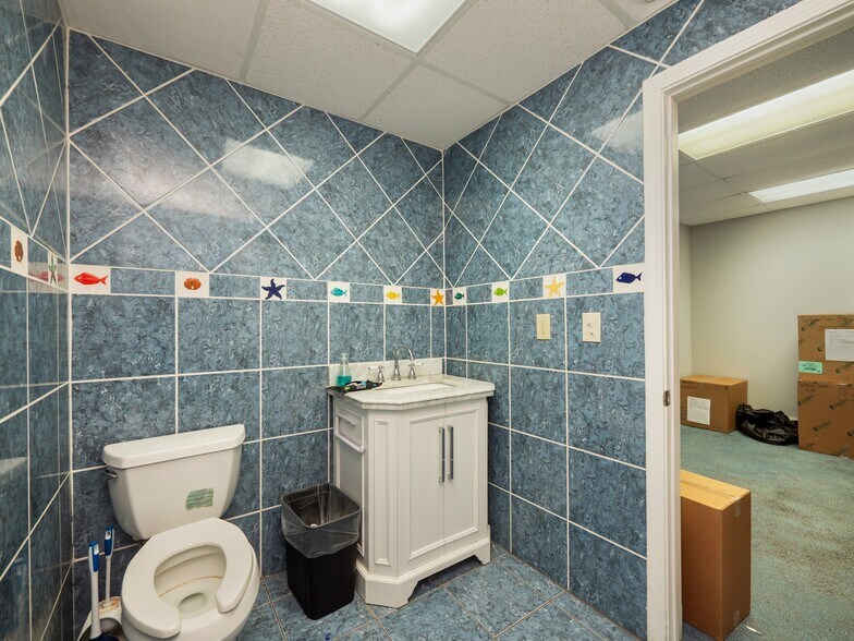More Photos Of 318 W Byrd Blvd, Universal City Office For Sale