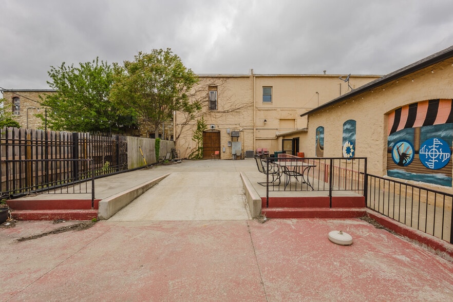 More Photos Of 830 N Kansas Ave, Topeka Bar For Sale