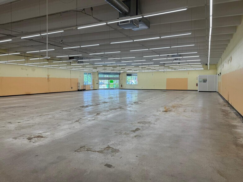 More Photos Of 1255 NW 103rd St, Miami Freestanding For Lease