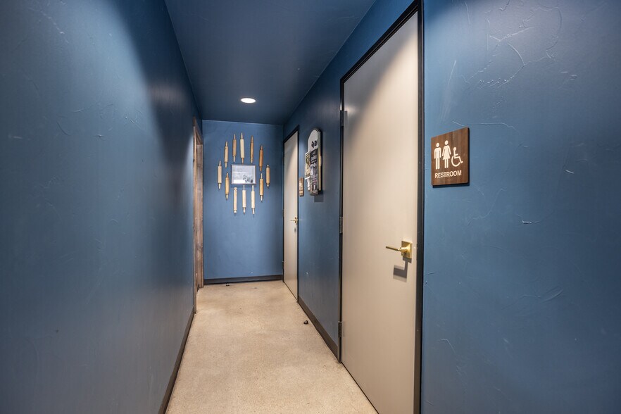 More Photos Of 211 N Weaver St, Gainesville Flex For Sale