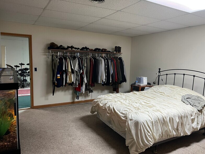 More Photos Of 300 E Broadway Blvd, Johnston City Specialty For Sale