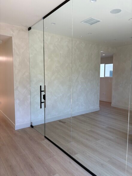 More Photos Of 17725 Rhoda St, Encino Office For Lease