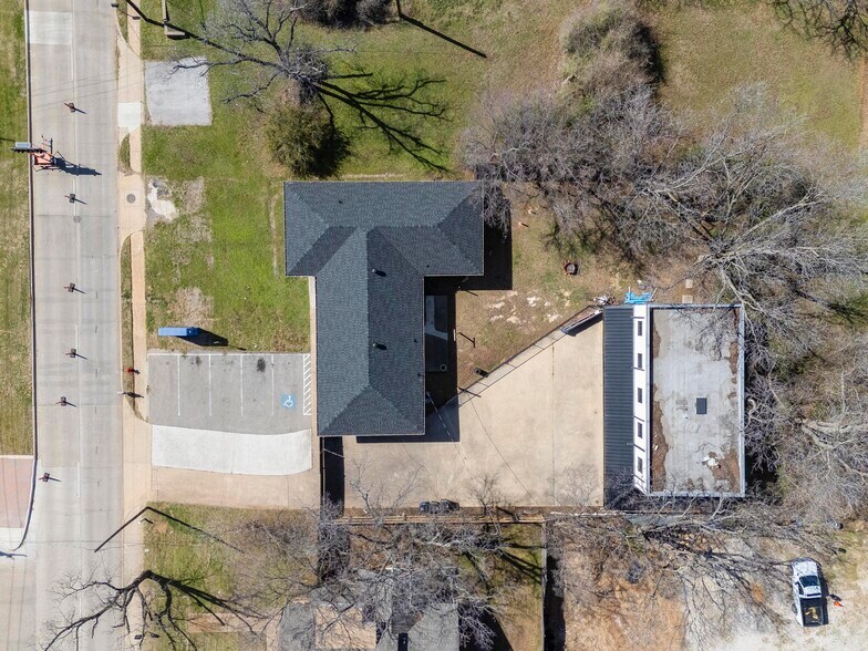 More Photos Of 1927 W Arkansas Ln, Pantego Light Manufacturing For Sale