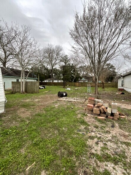 More Photos Of 609 Oak St, La Marque Warehouse For Sale