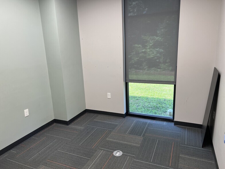 More Photos Of 1053 E London Park Dr, Forest Service For Lease